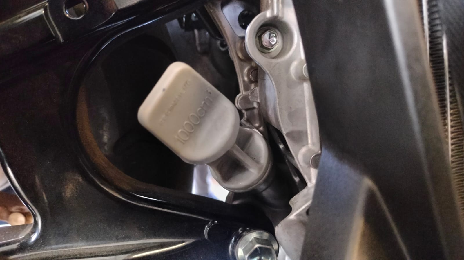 Cara Yang Benar Cek Volume Oli Mesin Motor Bekas dari Dipstik Tutup Oli