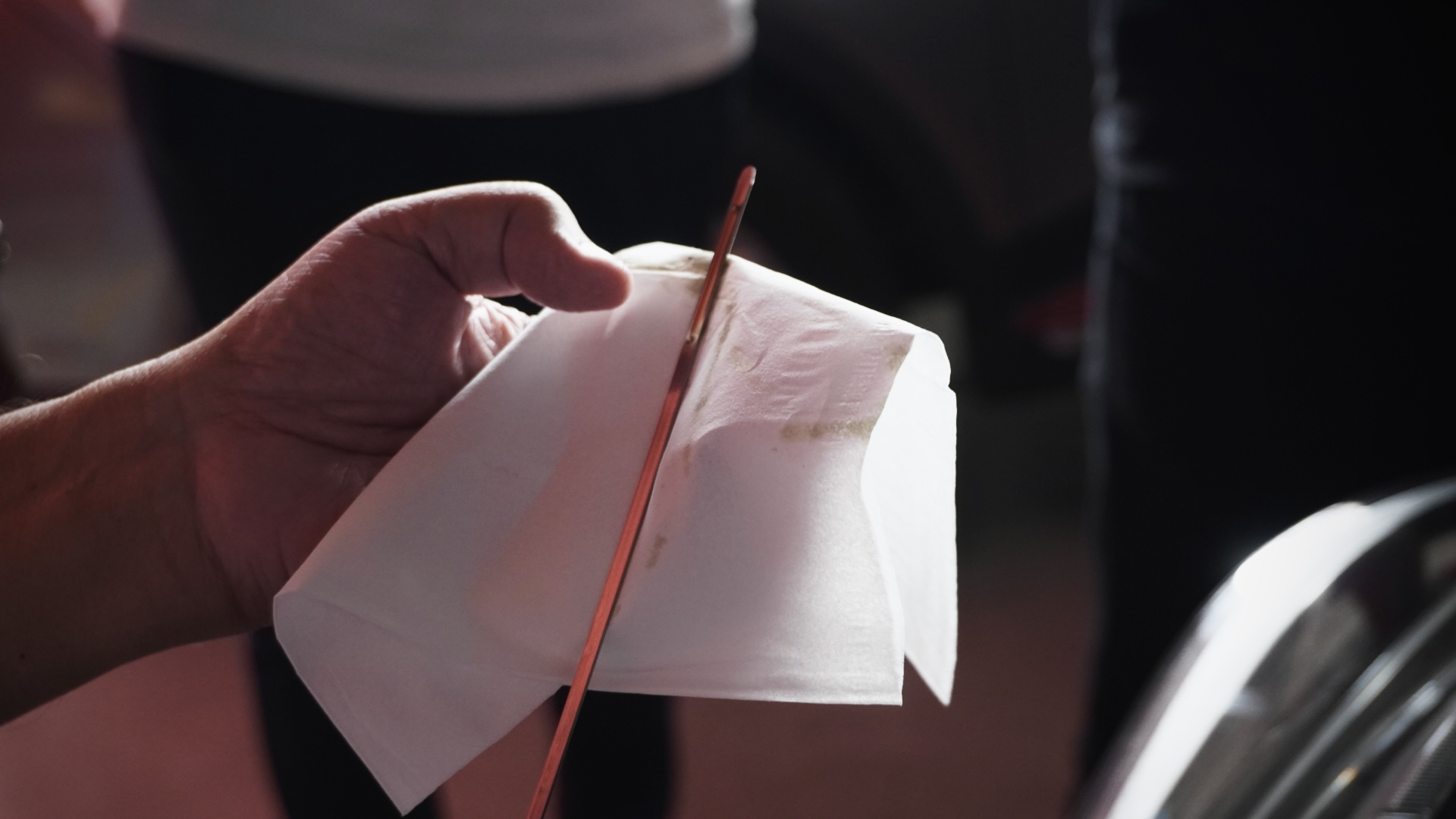 warna, hitam, pembakaran, oli mesin, pelumasan, detergent, Oli Mesin Berubah Jadi Warna Hitam Setelah Dipakai, Ini Jawabannya