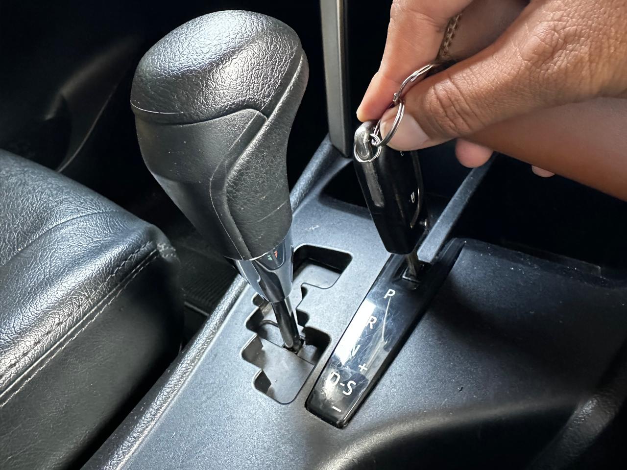 mobil matik, transmisi mobil matik, shift lock, parkir paralel, Berguna saat Parkir Pararel, Ini Fungsi Tombol Kecil di Tuas Transmisi Mobil Matik