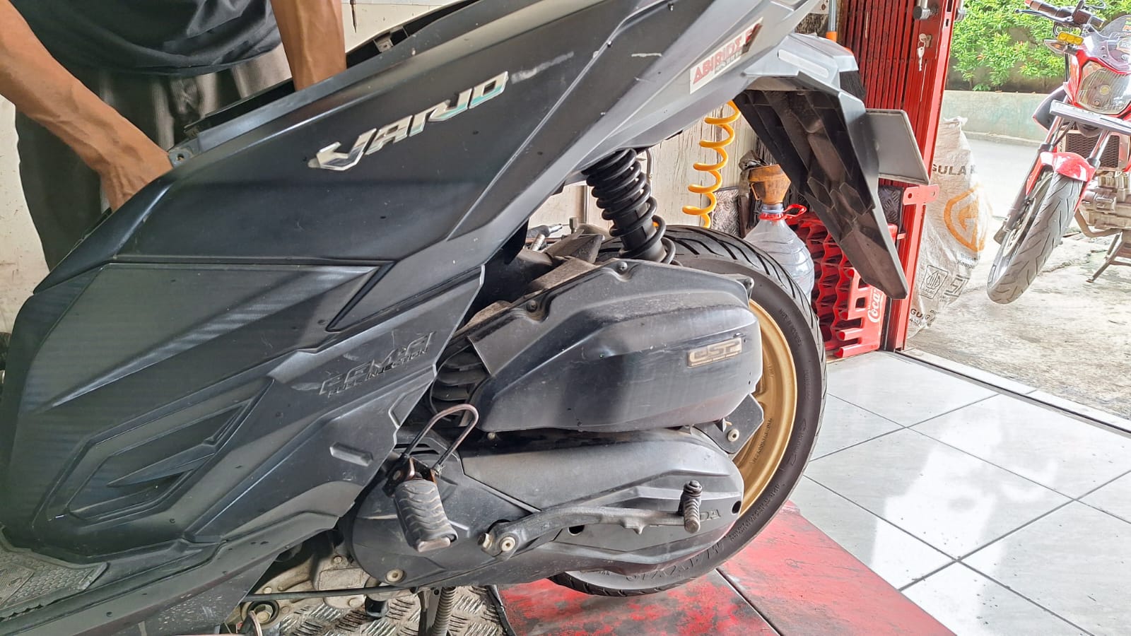 Sokbreker Motor Gampang Rembes di Musim Hujan, Begini Cara Mencegahnya