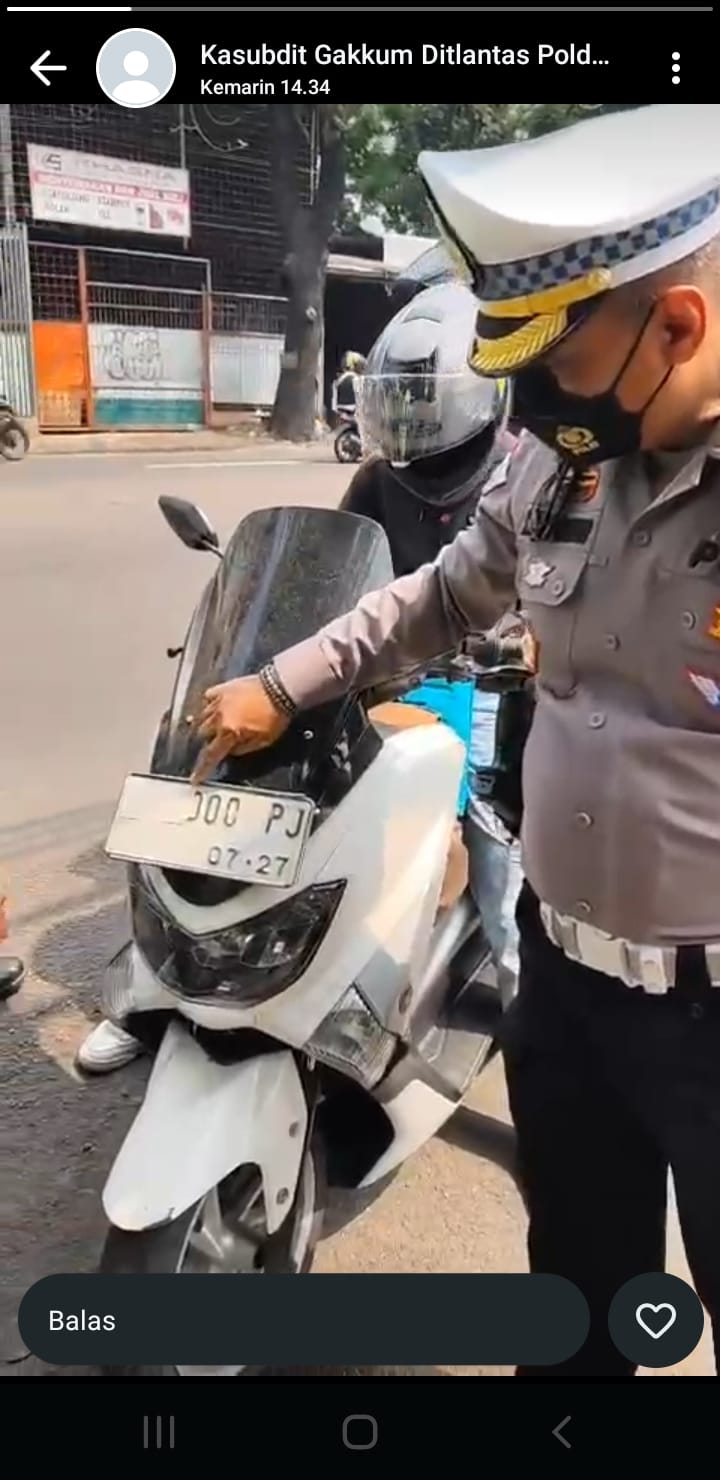 pelat nomor, lakban, tutup pelat nomor, pelat nomor ditutup, denda tilang Rp 500 Ribu, Cuma Gegara Lakban, Pengendara Motor Bisa Dijatuhi Denda Tilang Setengah Juta