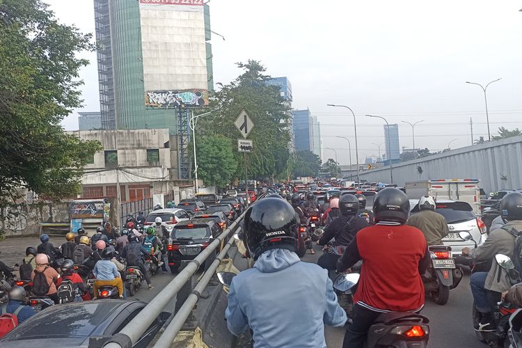 Singapura, jakarta    penata gaya: adelia tambunan, jumlah kendaraan di jakarta, Tingkat Kepemilikan Kendaraan Jakarta, Ledakan Jumlah Kendaraan, Bukan Prestasi, Kota Jakarta Kalahkan Negara Singapura Soal Jumlah Kendaraan