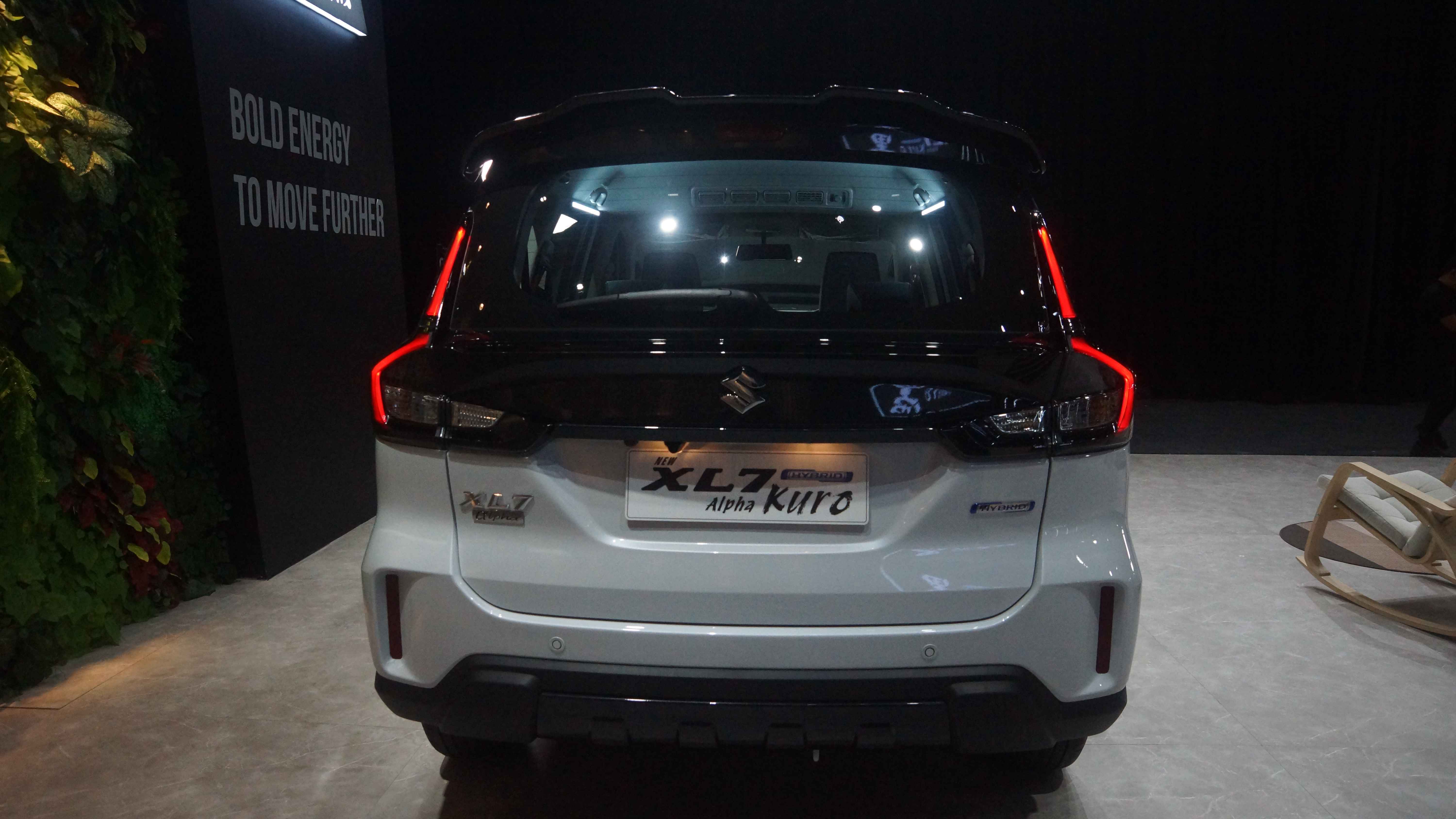 mobil, suzuki, hybrid, XL7 Alpha, Suzuki XL7 Hybrid Versi Alpha Kuro Resmi Meluncur, Ini Tampilannya!