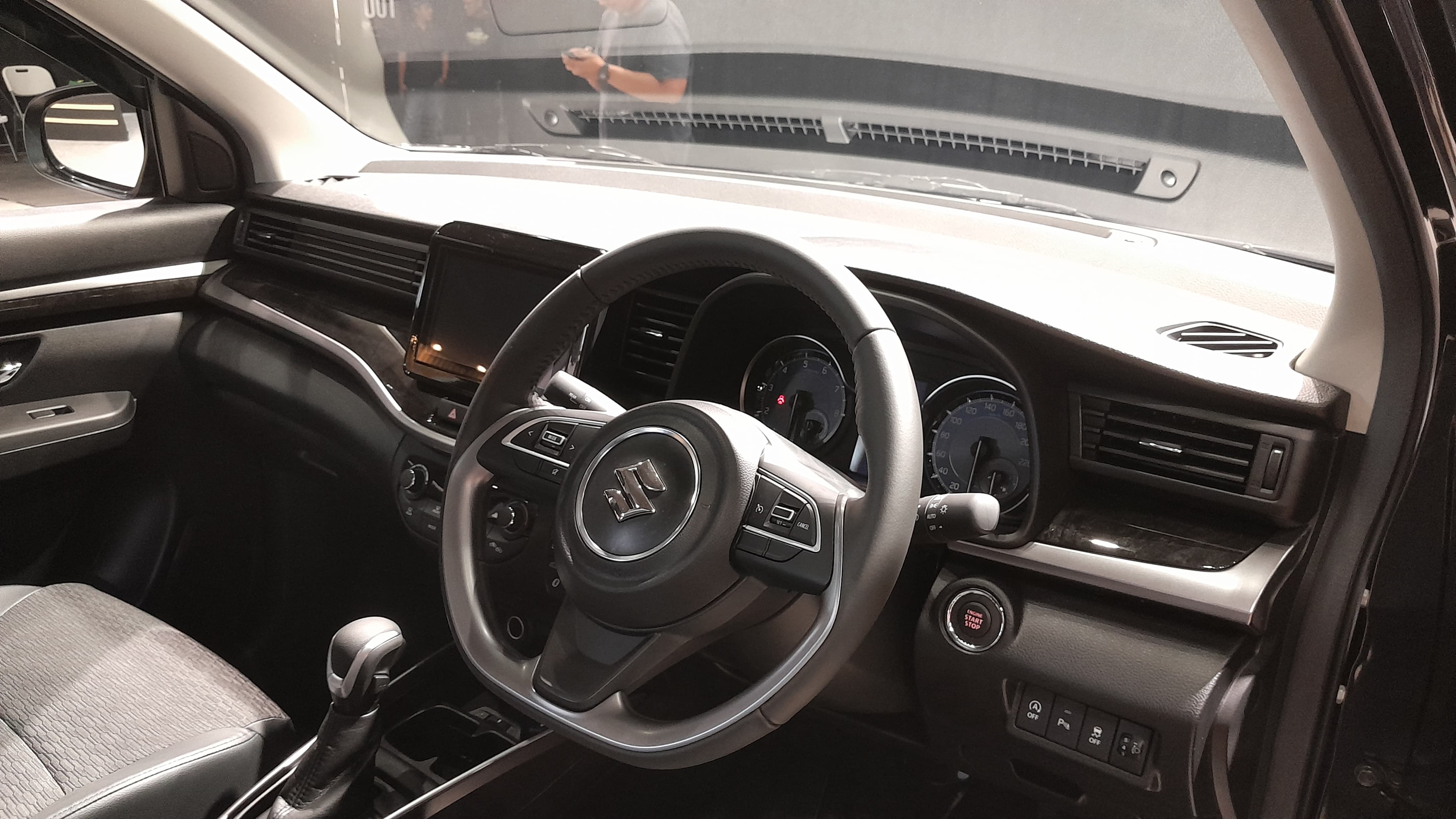 suzuki, hybrid, pt sis, New Suzuki XL7 Alpha Kuro Hybrid, New Suzuki XL7 Alpha Kuro Hanya Disegarkan di Bagian Eksterior, Ini Alasannya