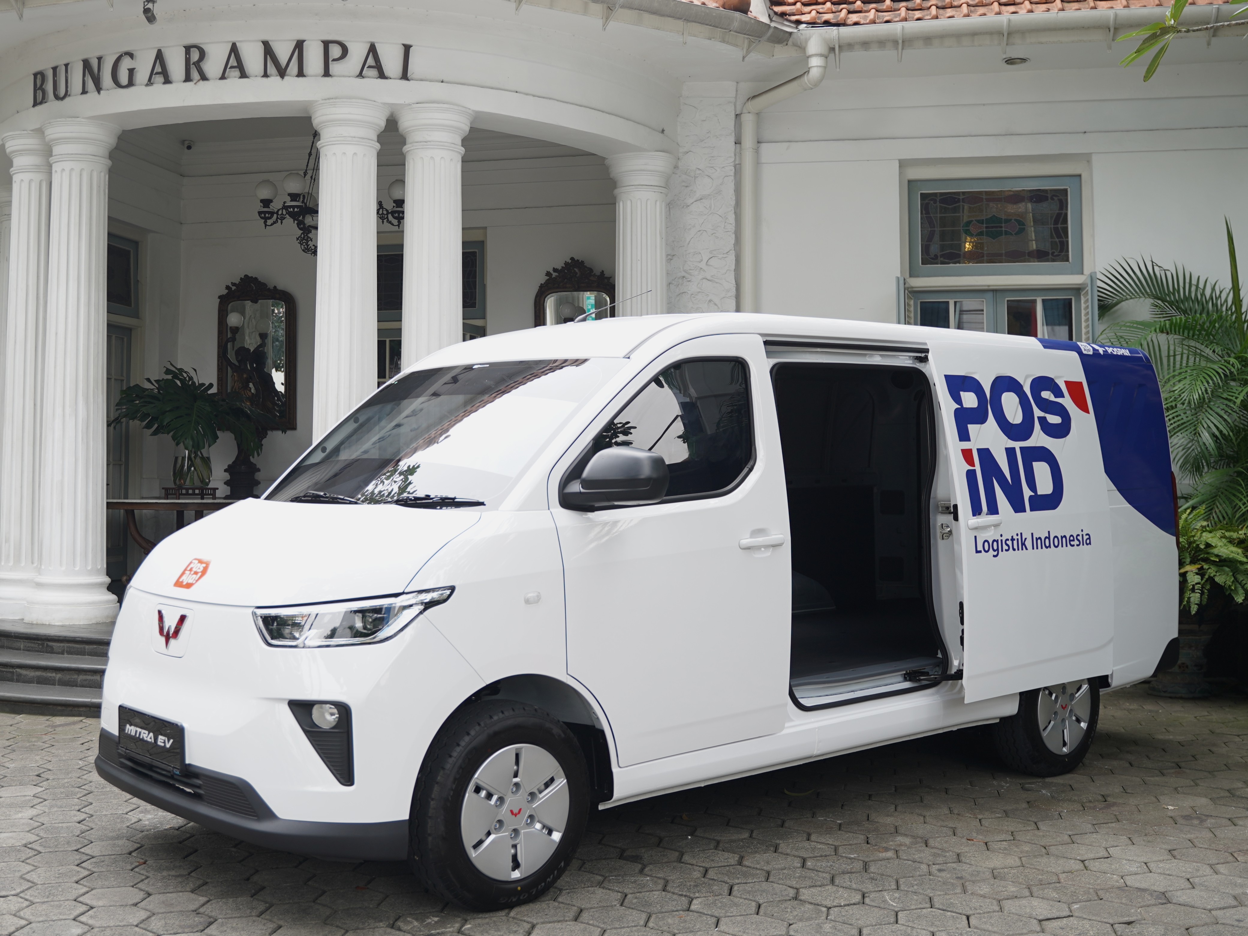Canggih! Puluhan Unit Mobil Listrik Wuling Jadi Armada Logistik Pos Indonesia