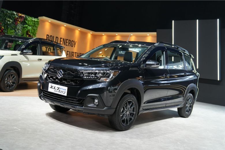 Suzuki XL7 Hybrid Alpha Kuro Laris, Grand Vitara Serba Hitam Siap Menyusul