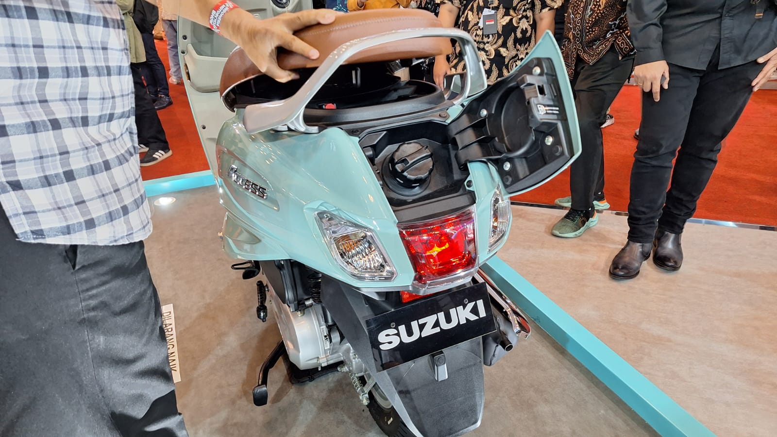 suzuki, tangki bensin, Access 125, IMOS 2025, Uniknya Cara Isi Bensin Suzuki Access, Seperti Bawa Mobil!