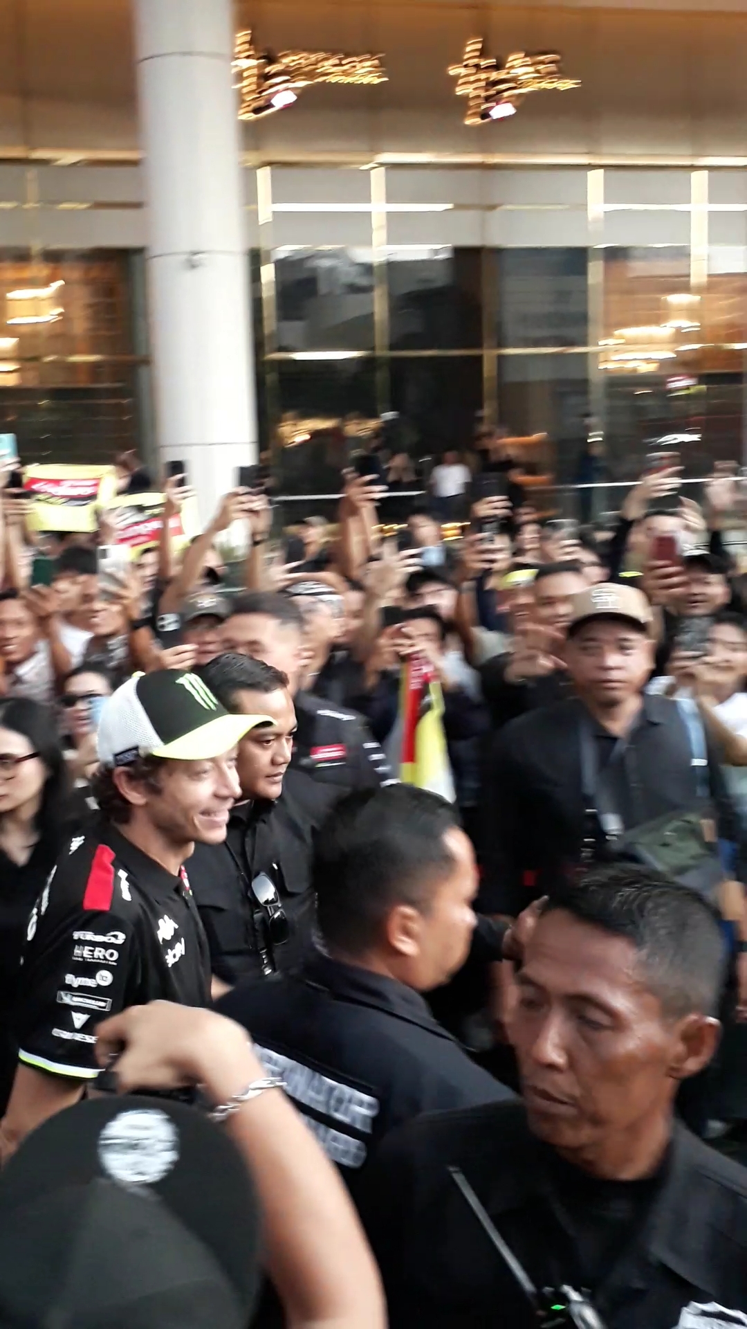 Valentino Rossi Bikin Geger di Senayan, Fans Rela Hujan-hujanan