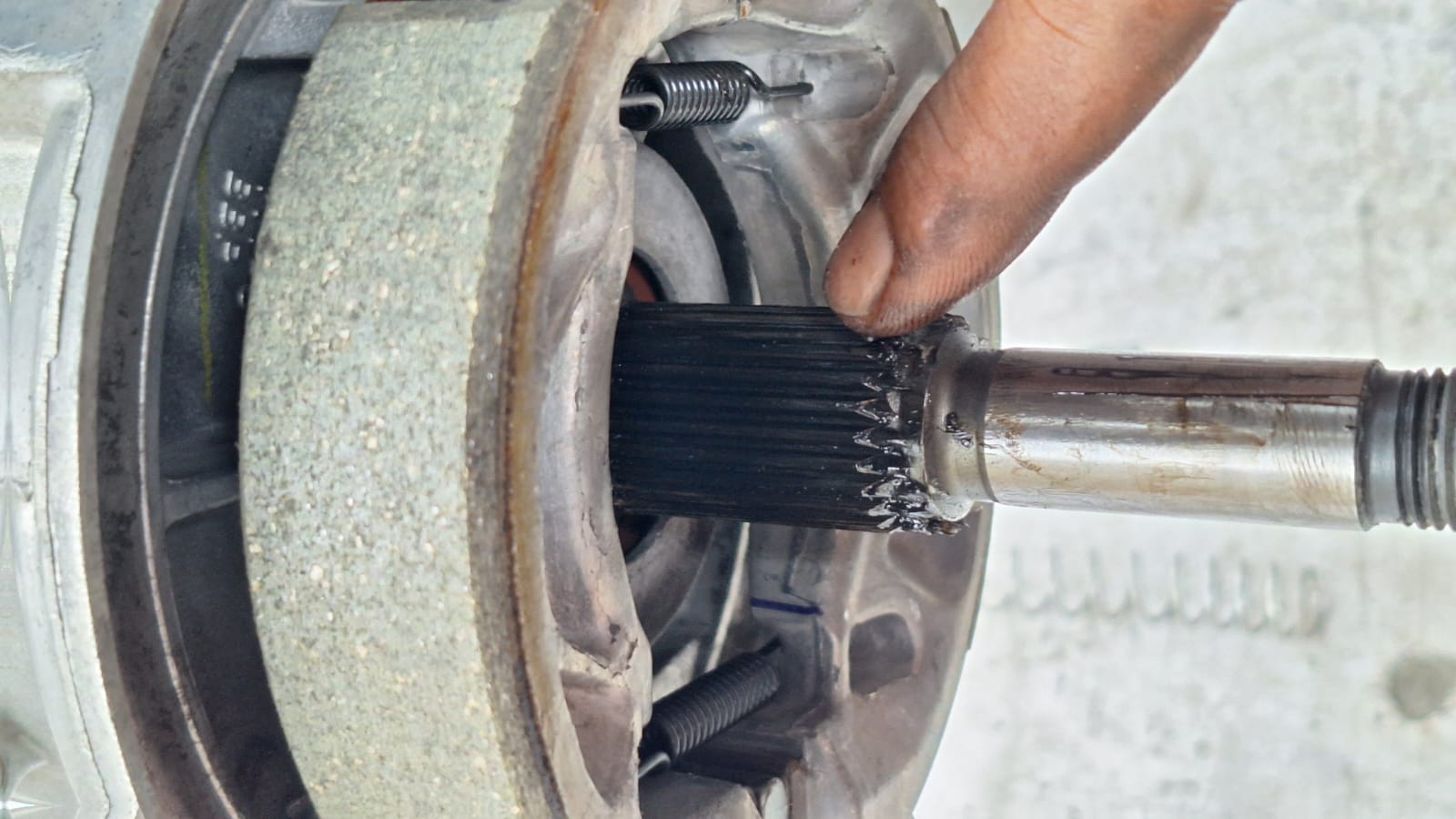 ban motor, Banewmas Motor, ban motor sulit dilepas, Pelek Belakang Motor Matic Sulit Dilepas, Dari Sini Penyebabnya