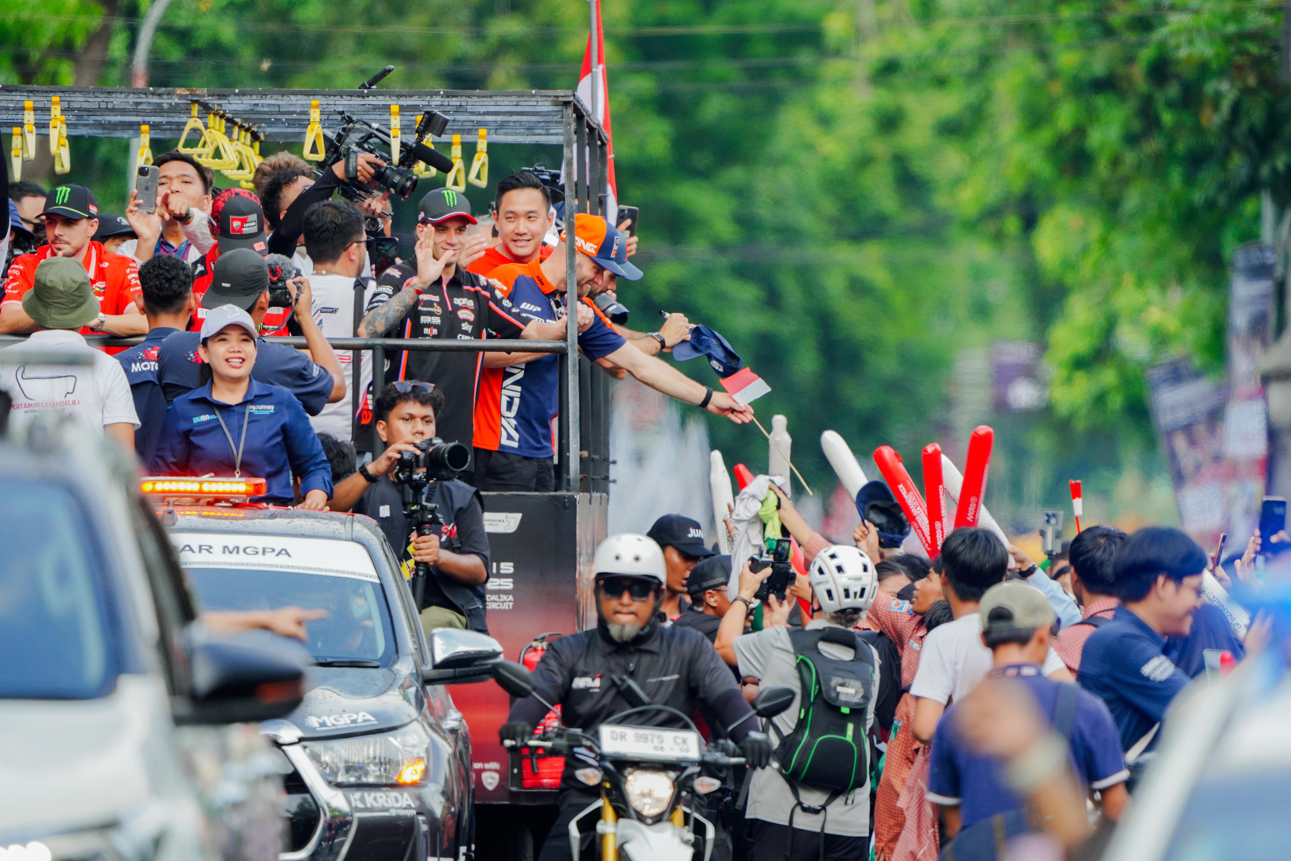 Lautan Manusia Sambut Bintang MotoGP di Mataram, Mario Aji Jadi Sorotan