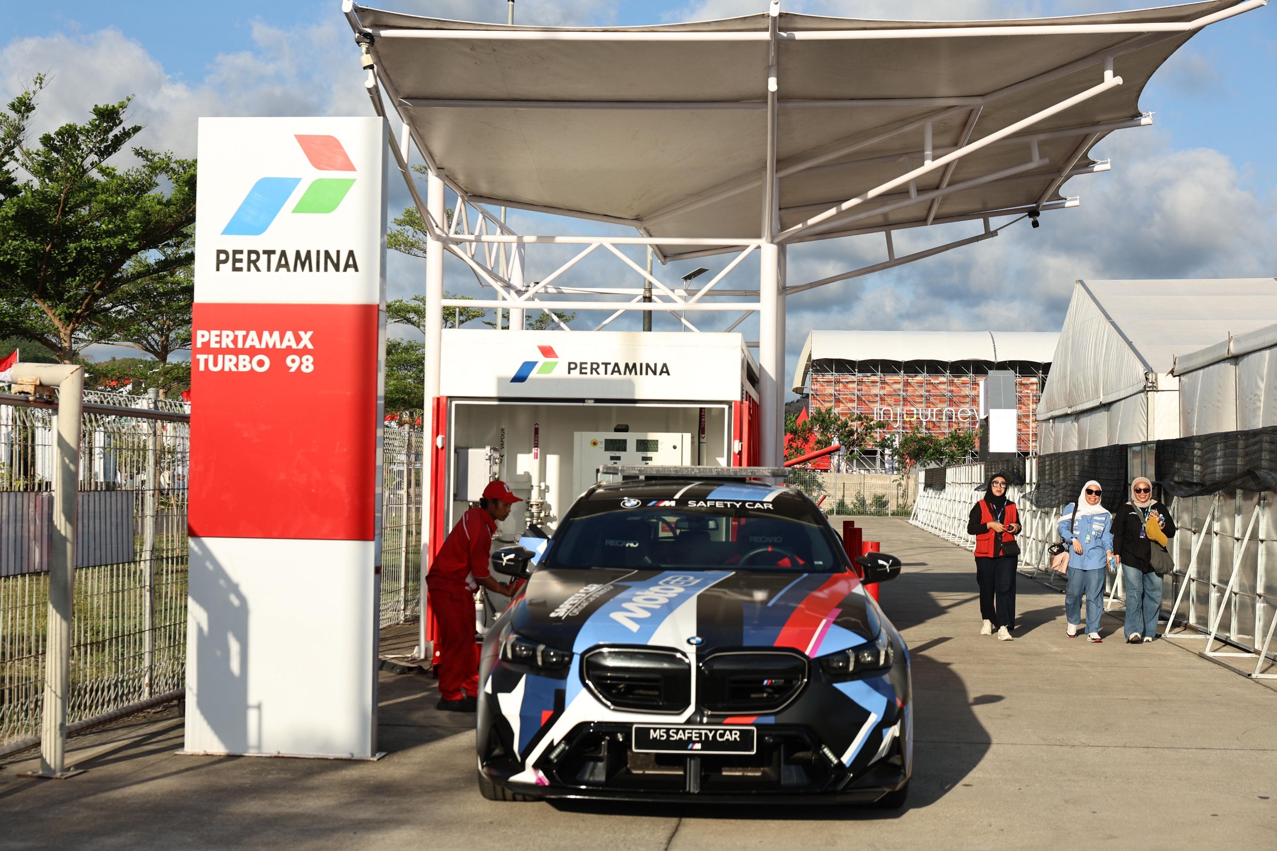 BMW M5 MotoGP Indonesia Berhenti di SPBU Pertamina, Pilih Isi BBM Ini