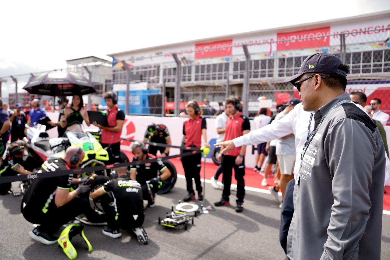 motogp indonesia, vr46, Dirut PT Pertamina, Pertamina Enduro VR46 Racing Team, Dirut Pertamina Tinjau Paddock Tim Milik Valentino Rossi di MotoGP Indonesia 2025