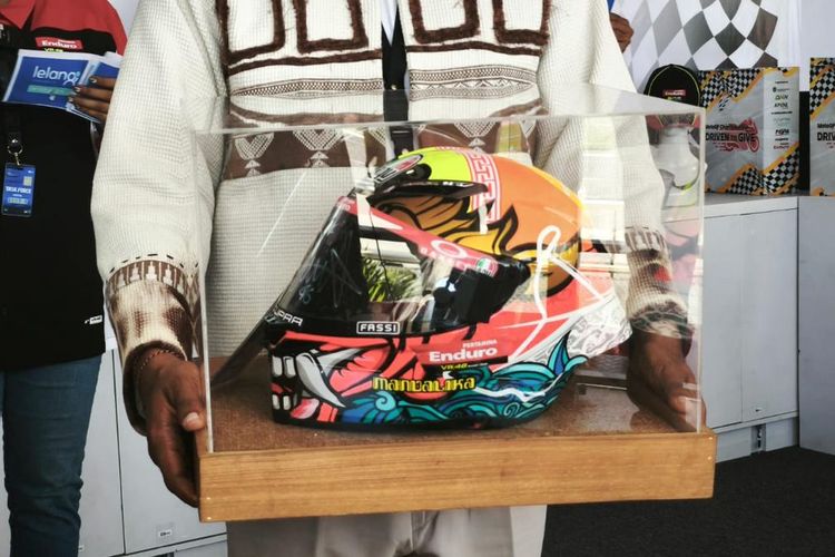 Valentino Rossi, helm agv, Lelang Helm AGV, Jhony Prasetyo, Helmet Design Battle to Mandalika, Helm AGV Bertanda Tangan Valentino Rossi Laku Dilelang Rp 15 Juta, Desain Buatan Anak Bangsa
