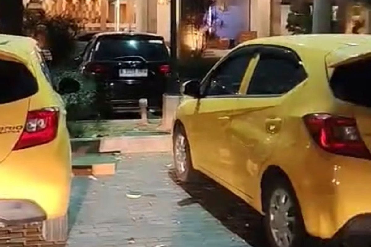 Dua Honda Brio Kembar Siam di Hotel Rembang, Warna Bodi dan Pelat Nomor Sama Persis