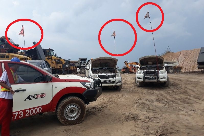 Bisa Mencapai 17 Meter, Fungsi Bendera Tiang Tinggi di Mobil Tambang Menyangkut Nyawa