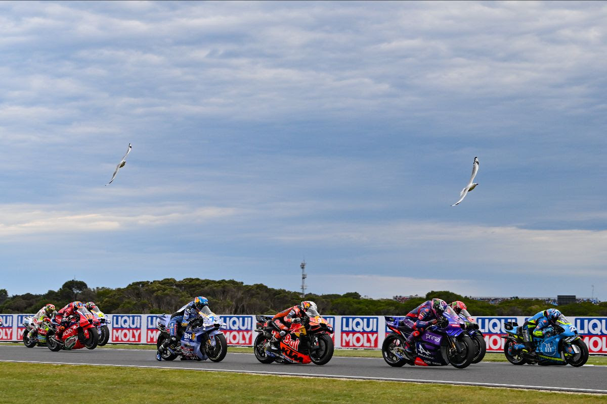 MotoGP, MotoGP Philip Island, raul fernandez, MotoGP Australia 2025, MotoGP Australia 2025 Berlangsung Ketat, Raul Fernandez Rebut Kemenangan Perdana