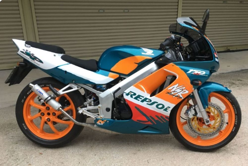 Serba-serbi Oli Mesin Motor 2 Tak: Fungsi, Jenis, dan Perawatannya