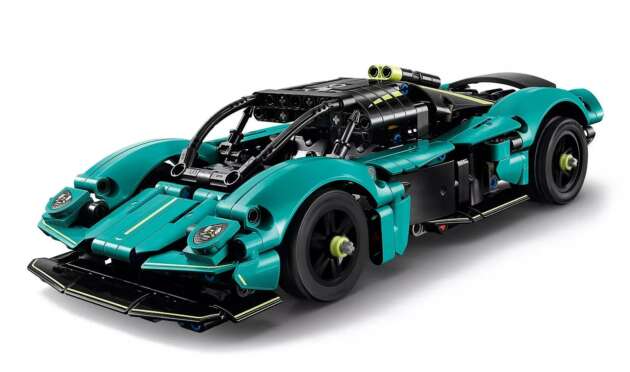 Lego Technic 42208 Aston Martin Valkyrie – functional gullwing doors, detailed V12 engine, 707 pieces
