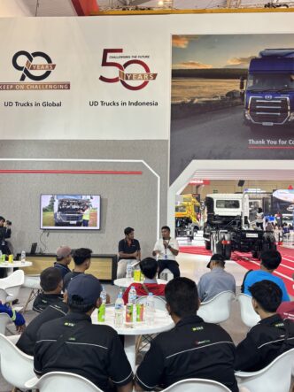 UD Trucks Berikan Edukasi Berkendara Aman Bagi Pengemudi Truk di GIIAS 2025