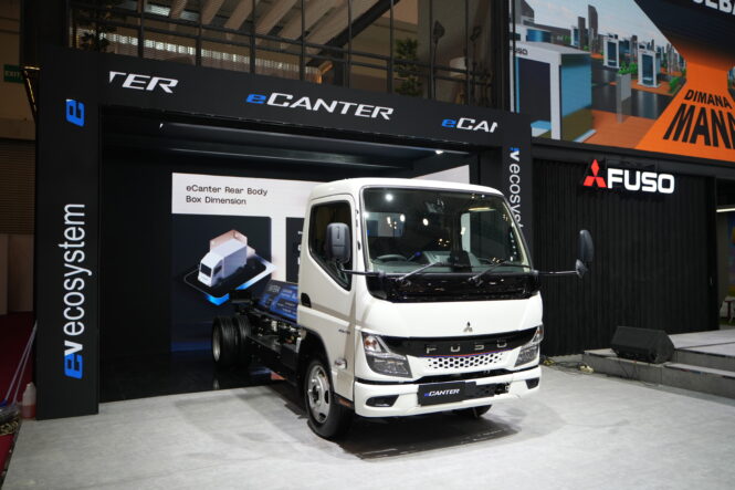 Mitsubishi Fuso Hadirkan Ekosistem Truk Listrik Lewat EV Mobile Charger di GIIAS 2025