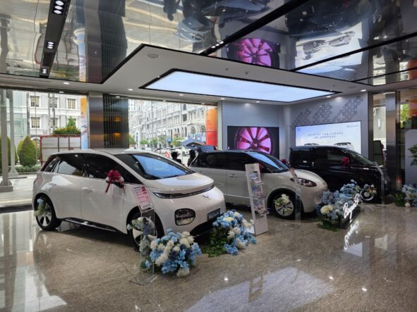 WUling dan MG Experience Store MOI